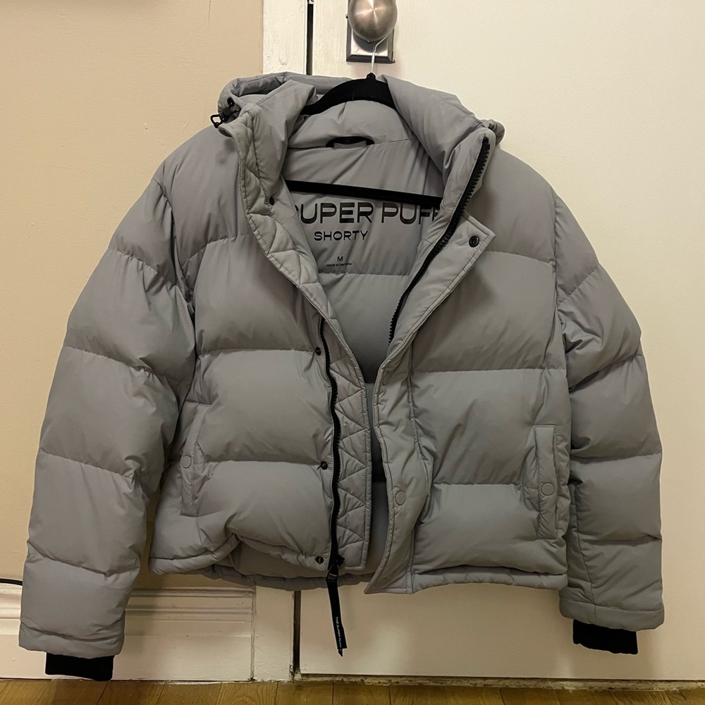 Aritzia Super Puff Shorty. Size M. Used in excellent condition.